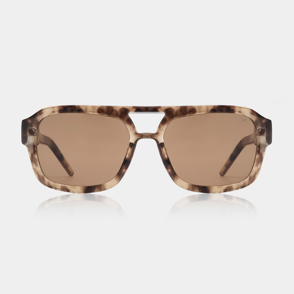 Kaya sunglasses have a unisex silhouette Inspired by the 70s. These frames feature a light brown coquina tortoise pattern.